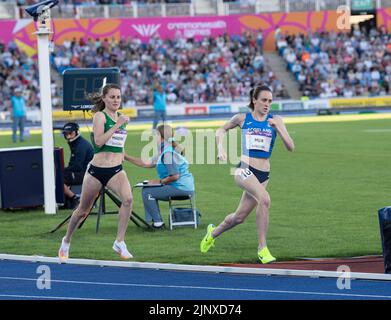 Laura Muir aus Schottland und Ciara Mageean aus Nordirland treten beim Finale der Frauen 1500m bei den Commonwealth Games im Alexander Stadium, BIRM, an Stockfoto