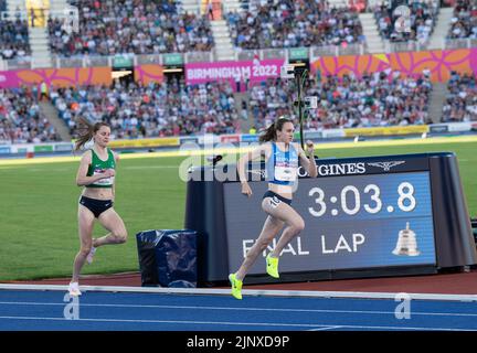 Laura Muir aus Schottland und Ciara Mageean aus Nordirland treten beim Finale der Frauen 1500m bei den Commonwealth Games im Alexander Stadium, BIRM, an Stockfoto