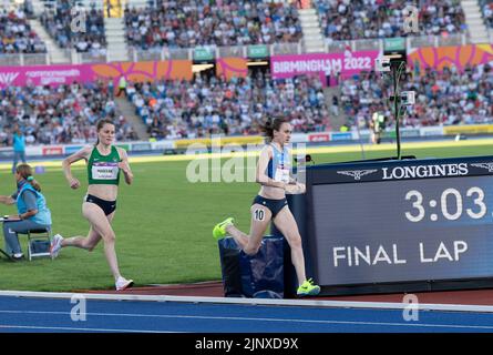 Laura Muir aus Schottland und Ciara Mageean aus Nordirland treten beim Finale der Frauen 1500m bei den Commonwealth Games im Alexander Stadium, BIRM, an Stockfoto