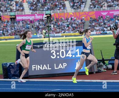 Laura Muir aus Schottland und Ciara Mageean aus Nordirland treten beim Finale der Frauen 1500m bei den Commonwealth Games im Alexander Stadium, BIRM, an Stockfoto