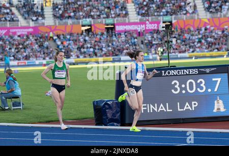 Laura Muir aus Schottland und Ciara Mageean aus Nordirland treten beim Finale der Frauen 1500m bei den Commonwealth Games im Alexander Stadium, BIRM, an Stockfoto