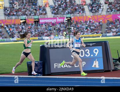 Laura Muir aus Schottland und Ciara Mageean aus Nordirland treten beim Finale der Frauen 1500m bei den Commonwealth Games im Alexander Stadium, BIRM, an Stockfoto