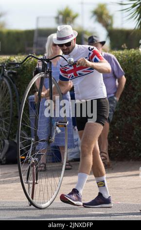 Eastbourne, Großbritannien. 14. August 2022. Penny Farthing-Fahrer aus ganz Europa und allen Altersgruppen trafen sich in Eastbourne, bevor sie sich auf den steilen kurvenreichen Straßen bis zum wunderschönen, sonnenverwöhnten Beachy Head auf den South Downs von East Sussex machten. Kredit: Newspics UK South/Alamy Live Nachrichten Stockfoto