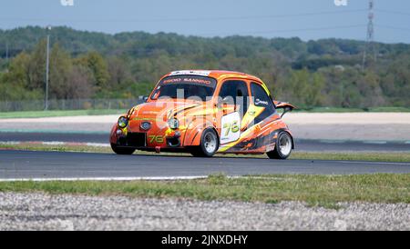 Klassischer italienischer Oldtimer Fiat 500 Rennwagen-Action auf der Rennstrecke. Vallelunga, Italien. April 30 2022, Rennwochenende Stockfoto