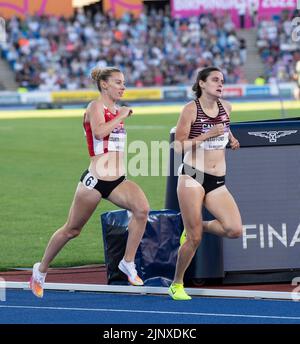 Melissa Courtney-Bryant aus Wales und Lucia Stafford aus Kanada treten beim Finale der Frauen 1500m bei den Commonwealth Games im Alexander Stadium, Bir, an Stockfoto