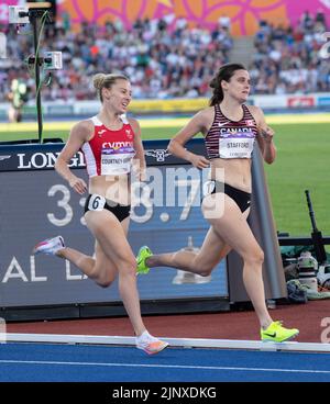 Melissa Courtney-Bryant aus Wales und Lucia Stafford aus Kanada treten beim Finale der Frauen 1500m bei den Commonwealth Games im Alexander Stadium, Bir, an Stockfoto