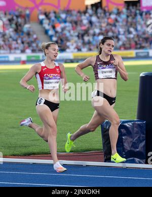 Melissa Courtney-Bryant aus Wales und Lucia Stafford aus Kanada treten beim Finale der Frauen 1500m bei den Commonwealth Games im Alexander Stadium, Bir, an Stockfoto