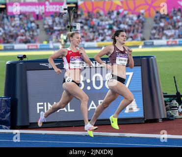 Melissa Courtney-Bryant aus Wales und Lucia Stafford aus Kanada treten beim Finale der Frauen 1500m bei den Commonwealth Games im Alexander Stadium, Bir, an Stockfoto