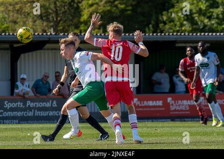 Isthmian League Premier (nicht-Liga) Fußball-Aktion: Bognor Regis Town FC-Verteidiger Calvin Davies gewinnt den Fußball von Liam Nash (Hornchurch). Stockfoto