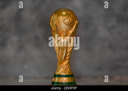 DOHA, KATAR - 14. AUGUST 2022: FIFA WM-Trophäe vor grauem Hintergrund Stockfoto