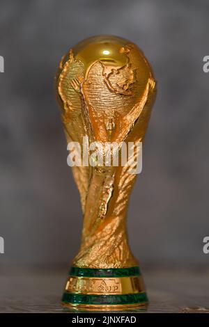 DOHA, KATAR - 14. AUGUST 2022: FIFA WM-Trophäe vor grauem Hintergrund Stockfoto