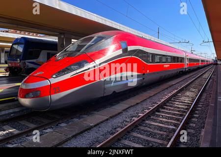 Frecciarossa FS ETR 1000 Hochgeschwindigkeitszug von Trenitalia im Bahnhof. Turin, Italien - August 2022 Stockfoto