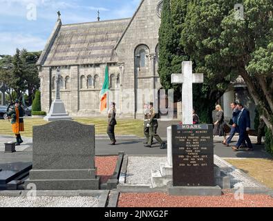 Tanaiste Leo Varadkar (zweite rechts) und Justizministerin Helen McEntee (dritte rechts) nehmen an der Gedenkfeier des irischen Revolutionärs Michael Collins und des ehemaligen Ministers Arthur Griffith 100. im Glasnevin Cemetary in Dublin Teil. Bilddatum: Sonntag, 14. August 2022. Stockfoto