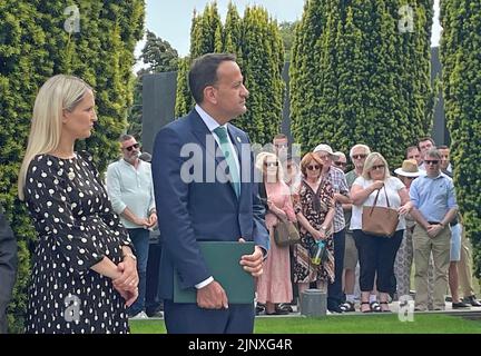 Tanaiste Leo Varadkar und Justizministerin Helen McEntee nehmen 100. am Glasnevin Cemetary in Dublin an der Gedenkfeier des irischen Revolutionärs Michael Collins und des ehemaligen Ministers Arthur Griffith Teil. Bilddatum: Sonntag, 14. August 2022. Stockfoto