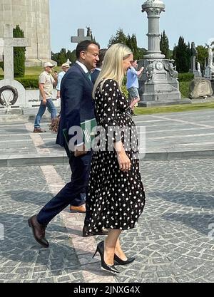 Tanaiste Leo Varadkar und Justizministerin Helen McEntee nehmen 100. am Glasnevin Cemetary in Dublin an der Gedenkfeier des irischen Revolutionärs Michael Collins und des ehemaligen Ministers Arthur Griffith Teil. Bilddatum: Sonntag, 14. August 2022. Stockfoto