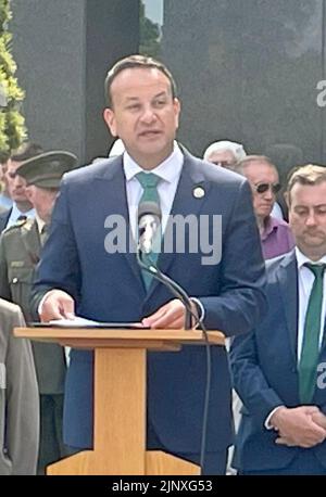 BESTE VERFÜGBARE QUALITÄT Tanaiste Leo Varadkar spricht anlässlich der Gedenkfeier des irischen Revolutionärs Michael Collins und des ehemaligen Ministers Arthur Griffith 100. auf dem Glasnevin Cemetary in Dublin. Bilddatum: Sonntag, 14. August 2022. Stockfoto