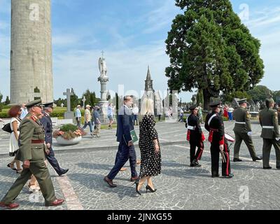 Tanaiste Leo Varadkar und Justizministerin Helen McEntee nehmen 100. am Glasnevin Cemetary in Dublin an der Gedenkfeier des irischen Revolutionärs Michael Collins und des ehemaligen Ministers Arthur Griffith Teil. Bilddatum: Sonntag, 14. August 2022. Stockfoto