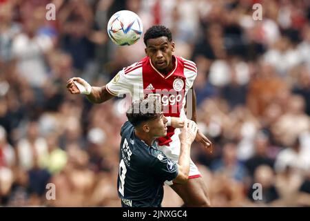 AMSTERDAM - (lr) Jorgen Strand Larsen vom FC Groningen, Jurrien Timber von Ajax während des niederländischen Eredivisie-Spiels zwischen Ajax Amsterdam und dem FC Groningen in der Johan Cruijff Arena am 14. August 2022 in Amsterdam, Niederlande. ANP MAURICE VAN STEEN Stockfoto