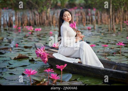 Ho Chi Minh City, Vietnam: Ein wunderschöner vietnamesischer Student in Weiß AO dai Stockfoto