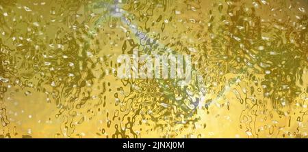 Farbtransparentes Glas. Goldene Farbe gewellten Hintergrund. Abstrakte flüssige Metallstruktur. Inffoil. Heller festlicher dekorativer Hintergrund. 3D Rendern Stockfoto