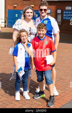 Blackburn, Großbritannien. 14.. August 2022. Blackburn Rovers-Fans vor dem Spiel.das Sky Bet Championship-Spiel zwischen Blackburn Rovers und West Bromwich Albion im Ewood Park, Blackburn, am Sonntag, 14.. August 2022. (Kredit: Mike Morese | MI News)Ewood Park Eckflagge.das Sky Bet Championship Match zwischen Blackburn Rovers und West Bromwich Albion am Sonntag, 14.. August 2022 im Ewood Park, Blackburn. (Kredit: Mike Morese | MI News) Kredit: MI News & Sport /Alamy Live News Stockfoto