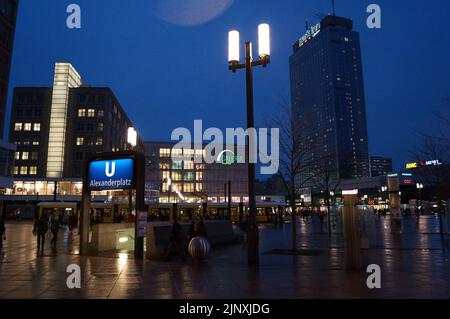 Berlin, Deutschland: Der Eingang zur U-Bahn-Station am Alexanderplatz bei Nacht Stockfoto