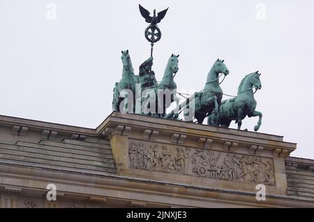 Berlin, Deutschland: Brandenburger Tor, Blick auf die Quadriga und das Relief Stockfoto