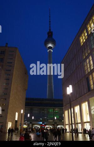 Berlin, Deutschland: Der Fernsehturm Berlin, berühmtes Wahrzeichen am Alexanderplatz, bei Nacht Stockfoto