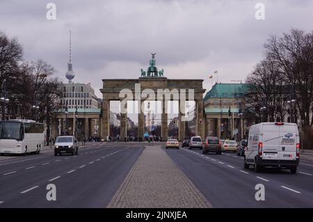 Berlin, Deutschland: Das Brandenburger Tor von unter den Linden aus gesehen Stockfoto