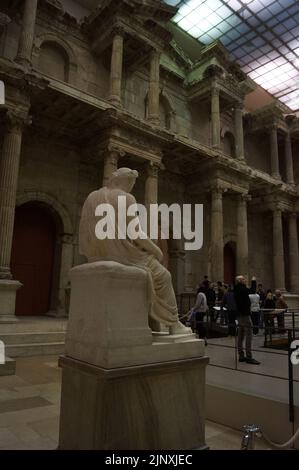 Berlin, Deutschland: Innenraum des Pergamonmuseums, Statue eines römischen Kaiser und Pergamonaltar Stockfoto