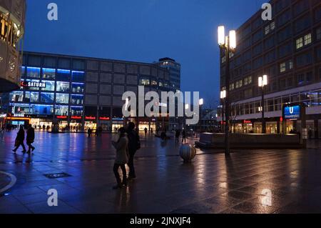 Ein Blick auf den berühmten Alexanderplatz in Berlin bei Nacht Stockfoto