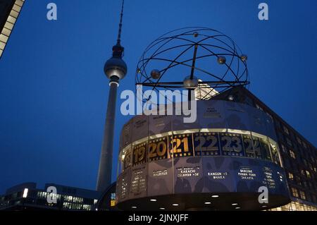 Berlin, Deutschland: Die Urania-Weltzeituhr und der Fernsehturm am Alexanderplatz, bei Nacht Stockfoto