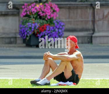 Glasgow, Schottland, Großbritannien. 14. August 2022. Wetter in Großbritannien: Bei sonnigem Wetter überfluteten Einheimische und Touristen die Straßen. Der George Square mit seinen Widerlöffeln im Freien und offenen Plätzen macht ihn zum Hot Spot für die Mittagszeit. Quelle: gerard Ferry/Alamy Live News Stockfoto