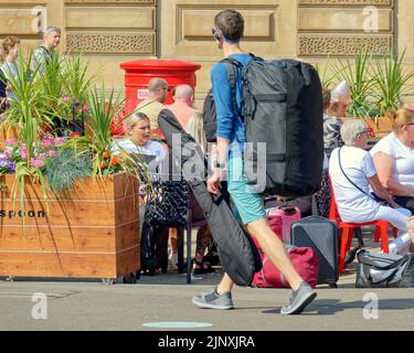 Glasgow, Schottland, Großbritannien. 14. August 2022. Wetter in Großbritannien: Bei sonnigem Wetter überfluteten Einheimische und Touristen die Straßen. Der George Square mit seinen Widerlöffeln im Freien und offenen Plätzen macht ihn zum Hot Spot für die Mittagszeit. Quelle: gerard Ferry/Alamy Live News Stockfoto