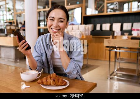 Junge lächelnde asiatische Frau Student elearning online mit Laptop. Stockfoto