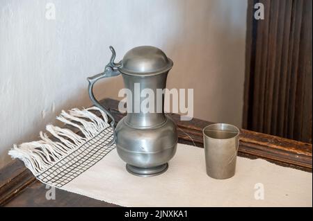 Pernstejn, Tschechische Republik - 7,8.2022: Innenraum des Schlosses Pernstejn,. Ausstattung, Möbel und Zimmer Interieur. Gothic-Style. Stockfoto