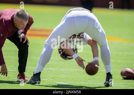 Der Washington Commanders Long Snapper Camaron Cheeseman (54) absolviert am 13. August 2022 eine Übung vor dem NFL Preseason Spiel zwischen den Carolina Panthers gegen die Washington Commanders im FedEx Field in Landover, MD. Die Panther besiegten die Commanders mit 23:21. (Max Siker / Bild von Sport) Stockfoto