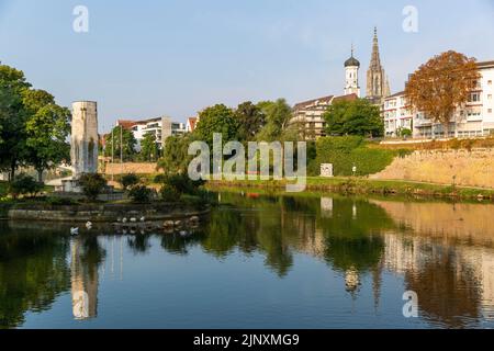 Stadtlandschaft von Ulm mit berühmtem Dom im Hintergrund Stockfoto