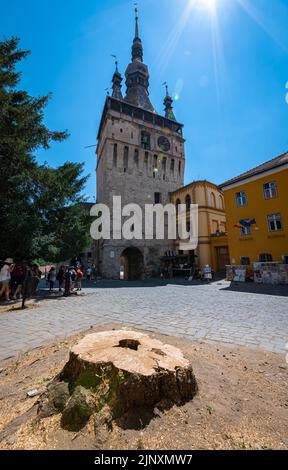 Berühmter Uhrturm (rumänisch: Turnul Cu CEAS) auf dem Marktplatz der Altstadt. Stockfoto