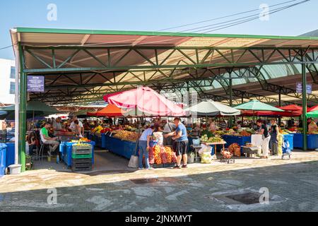 Samstagsmarkt, wo Marktverkäufer hauptsächlich Obst und Gemüse in der Stadt Targu Mures in Siebenbürgen, Rumänien, verkaufen. Stockfoto