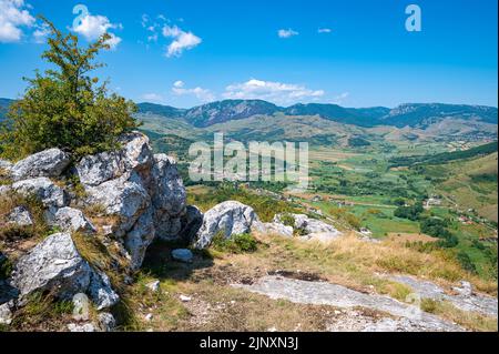 Blick auf den westlichen Teil der Apuseni-Bergkette in Siebenbürgen, Rumänien Stockfoto