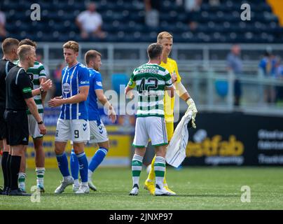 Kilmarnock, Schottland, Großbritannien. 14.. August 2022; The BBSP Stadium Rugby Park, Kilmarnock, Schottland: Schottischer Premier League Football, Kilmarnock FC gegen Celtic: Callum McGregor von Celtic und Joe Hart von Celtic Credit: Action Plus Sports Images/Alamy Live News Stockfoto