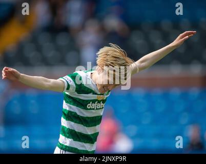 Kilmarnock, Schottland, Großbritannien. 14.. August 2022; The BBSP Stadium Rugby Park, Kilmarnock, Schottland: Schottischer Premier League-Fußball, Kilmarnock FC gegen Celtic: Kyogo Furuhashi von Celtic tanzt zur Feier Credit: Action Plus Sports Images/Alamy Live News Stockfoto