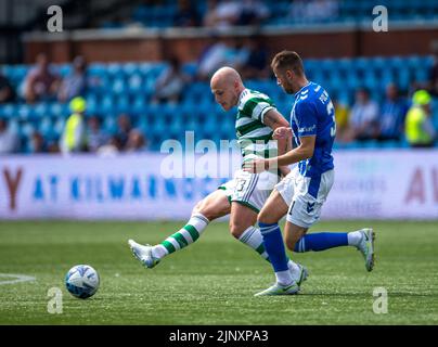 Kilmarnock, Schottland, Großbritannien. 14.. August 2022; The BBSP Stadium Rugby Park, Kilmarnock, Schottland: Schottischer Premier League-Fußball, Kilmarnock FC gegen Celtic: Aaron Mooy von Celtic mit Liam Polworth von Kilmarnock Credit: Action Plus Sports Images/Alamy Live News Stockfoto