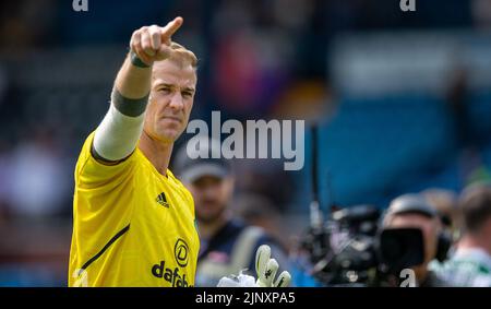 Kilmarnock, Schottland, Großbritannien. 14.. August 2022; The BBSP Stadium Rugby Park, Kilmarnock, Schottland: Schottischer Premier League-Fußball, Kilmarnock FC gegen Celtic: Joe Hart von Celtic begrüßt die Fans Credit: Action Plus Sports Images/Alamy Live News Stockfoto