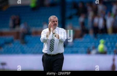Kilmarnock, Schottland, Großbritannien. 14.. August 2022; The BBSP Stadium Rugby Park, Kilmarnock, Schottland: Schottischer Premier League-Fußball, Kilmarnock FC gegen Celtic: Celtic Manager Angelos Postecoglou applaudiert den Fans Credit: Action Plus Sports Images/Alamy Live News Stockfoto