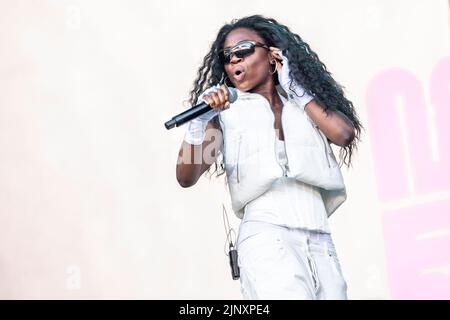 Oslo, Norwegen. 11., August 2022. Der norwegische Rapper und Sänger Myra spielt ein Live-Konzert während des norwegischen Musikfestivals Oyafestivalen 2022 in Oslo. (Foto: Gonzales Photo - Terje Dokken). Stockfoto