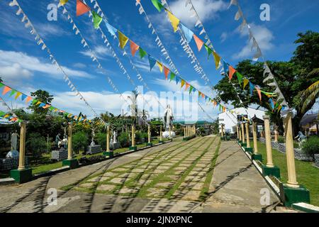 Siargao Island, Philippinen - 2022. Juli: Garten der Pfarrkirche unserer Lieben Frau vom Mount Carmel am 19. Juli 2022 in Del Carmen, Siargao Island, Philippinen. Stockfoto