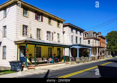 Port Deposit, MD, USA – 13. August 2022: Blick auf die Straße einiger Gebäude in der historischen Flussstadt. Stockfoto