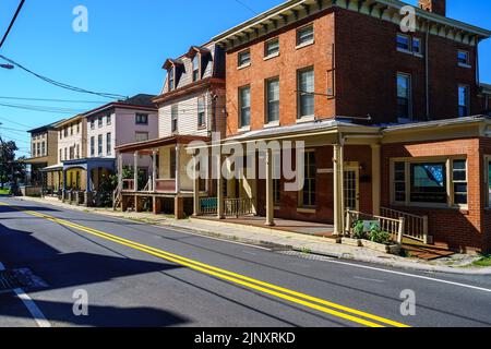 Port Deposit, MD, USA – 13. August 2022: Blick auf die Straße einiger Gebäude in der historischen Flussstadt. Stockfoto